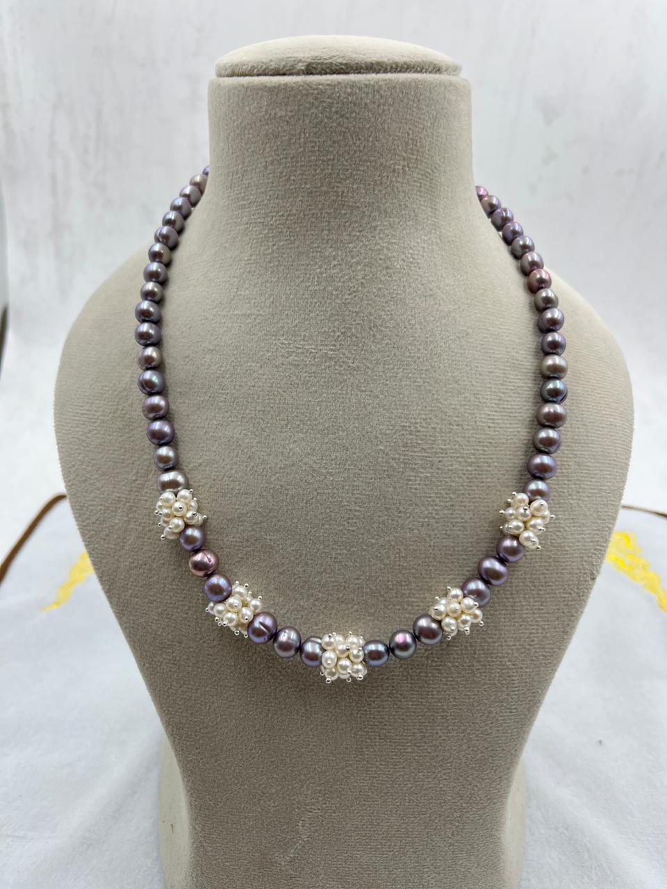 Fresh water pearls Necklace with pearls earrings with brass lock