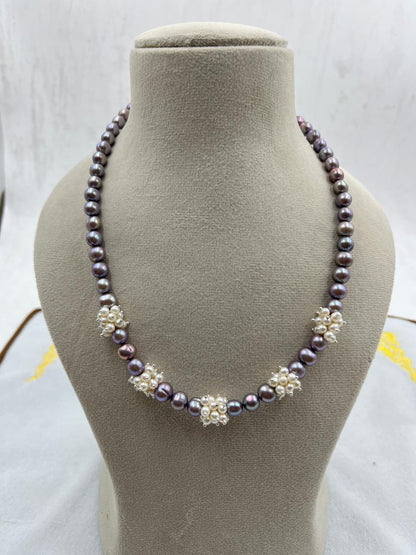 Fresh water pearls Necklace with pearls earrings with brass lock